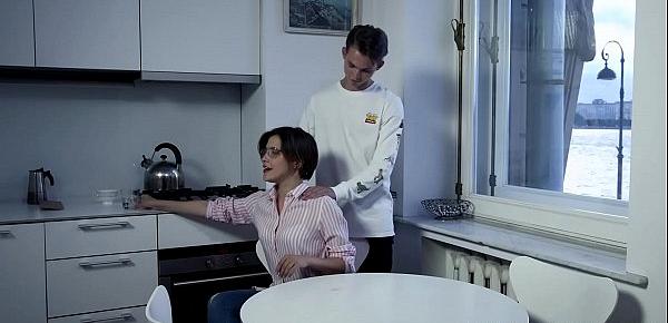 Casual Teen Sex - Teeny Alex Swon facial in a kitchen